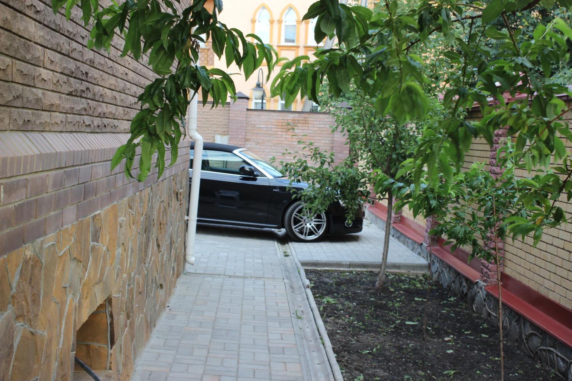 Barin House Hotell Sumy Exteriör bild