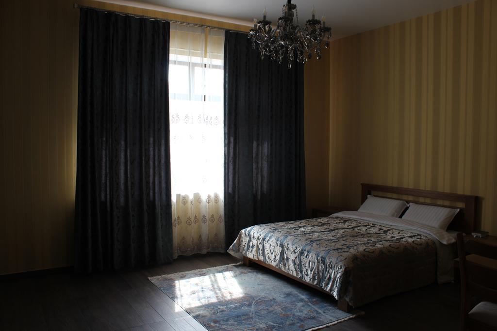 Barin House Hotell Sumy Exteriör bild
