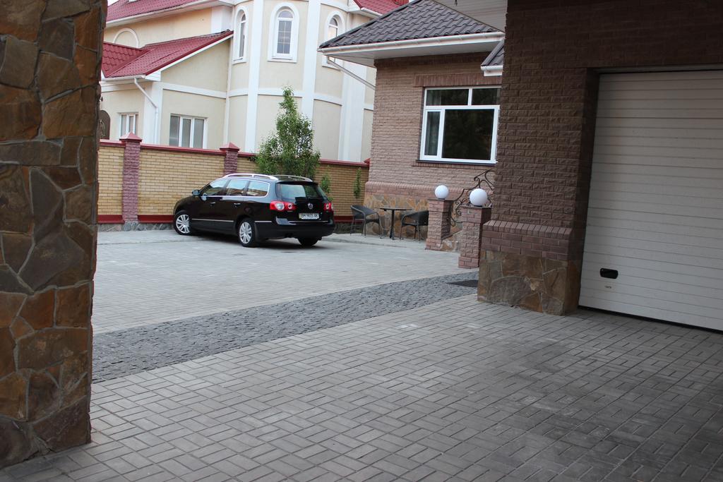 Barin House Hotell Sumy Exteriör bild